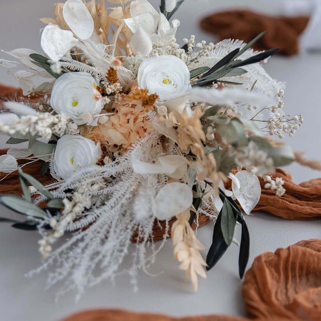 Unvergängliche Schönheit: Trockenblumen-Blumenstrauss mit Rosen und Olivenzweigen