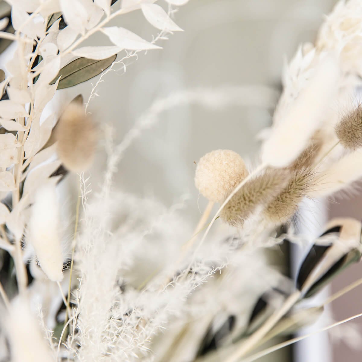 Perfekte Dekoration: Trockenblumenstrauss mit Olivenzweigen in Beige