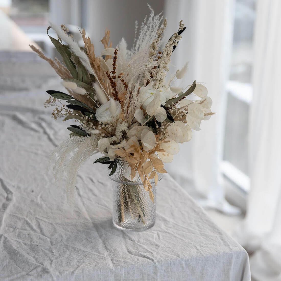 Unvergängliche Schönheit: Trockenblumen-Blumenstrauss mit Rosen und Olivenzweigen
