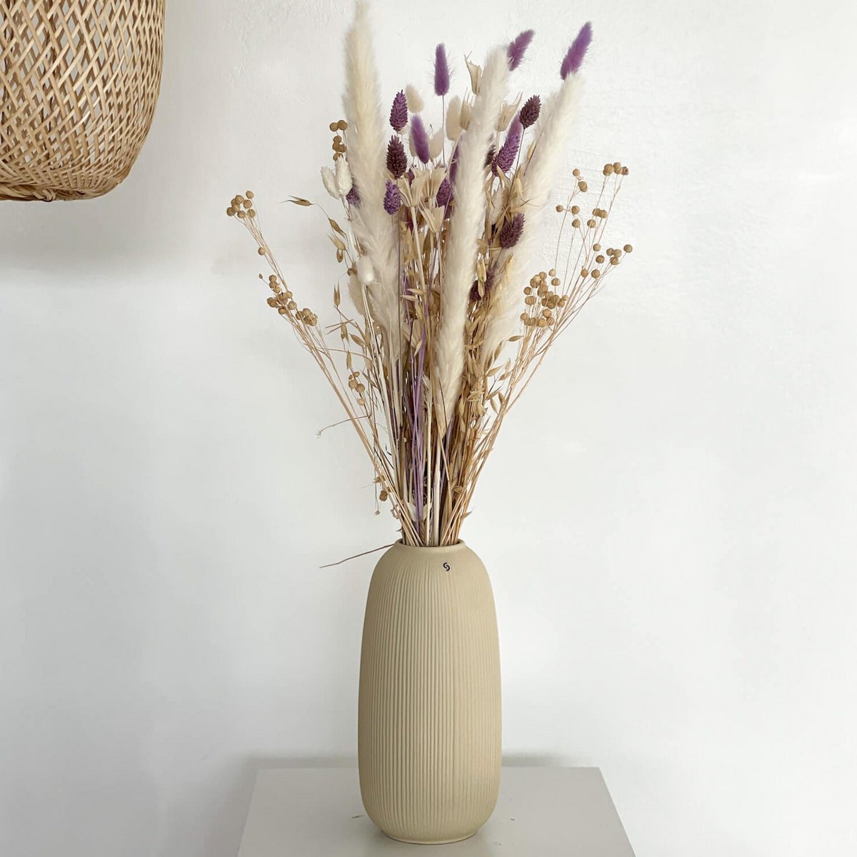 Lila Wild: Trockenblumenarrangement mit dem Farbtrend des Jahres