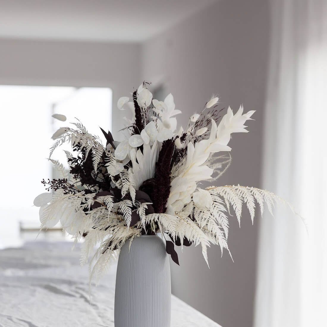 White Romance: Blumenstrauss aus Trockenblumen in Weiss und Bordeaux