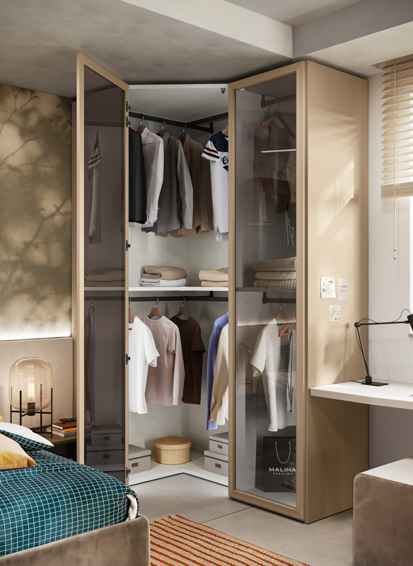 Jugendzimmer mit begehbarem Kleiderschrank & Glastür