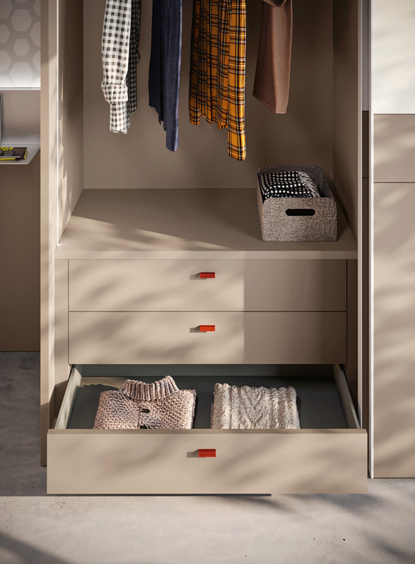 Jugendzimmer mit Schiebetür-Schrank & Outline-Regal