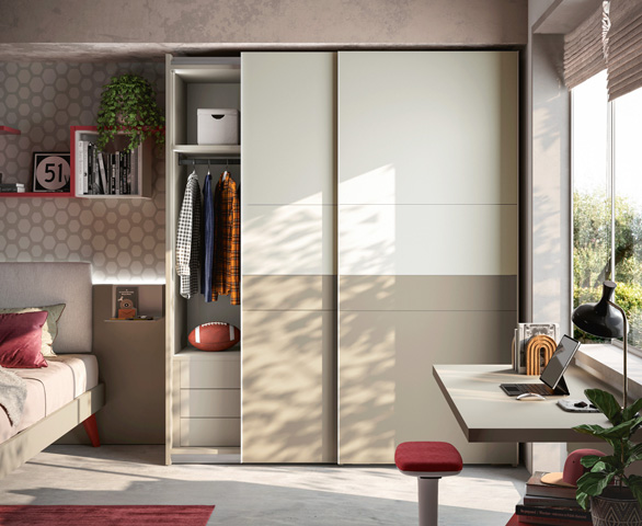 Jugendzimmer mit Schiebetür-Schrank & Outline-Regal