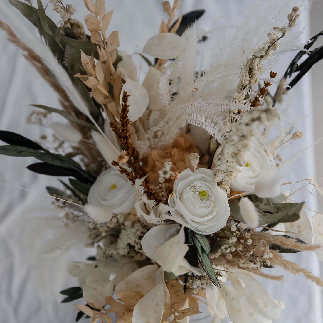 Unvergängliche Schönheit: Trockenblumen-Blumenstrauss mit Rosen und Olivenzweigen
