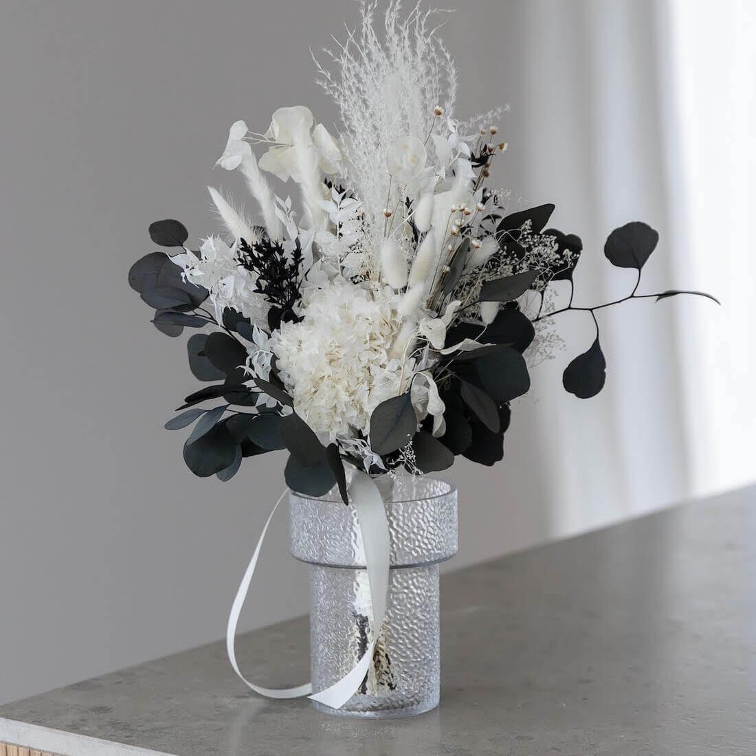 Umarmung der Natur: Ein Trockenblumen-Blumenstrauss mit Hortensie und Eukalyptus