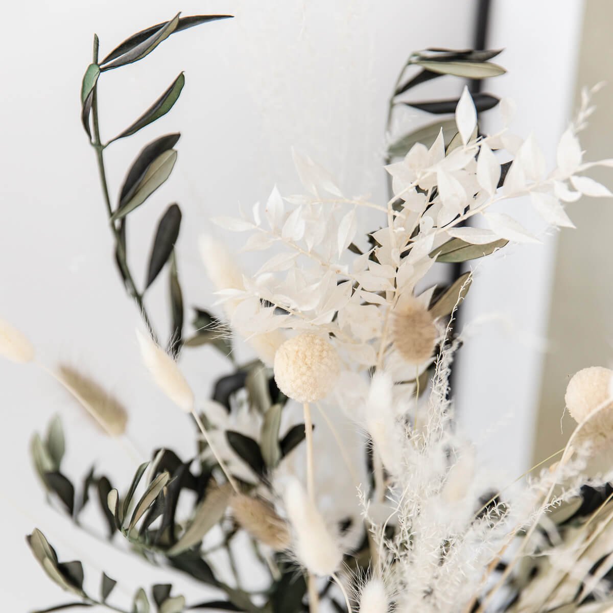 Perfekte Dekoration: Trockenblumenstrauss mit Olivenzweigen in Beige