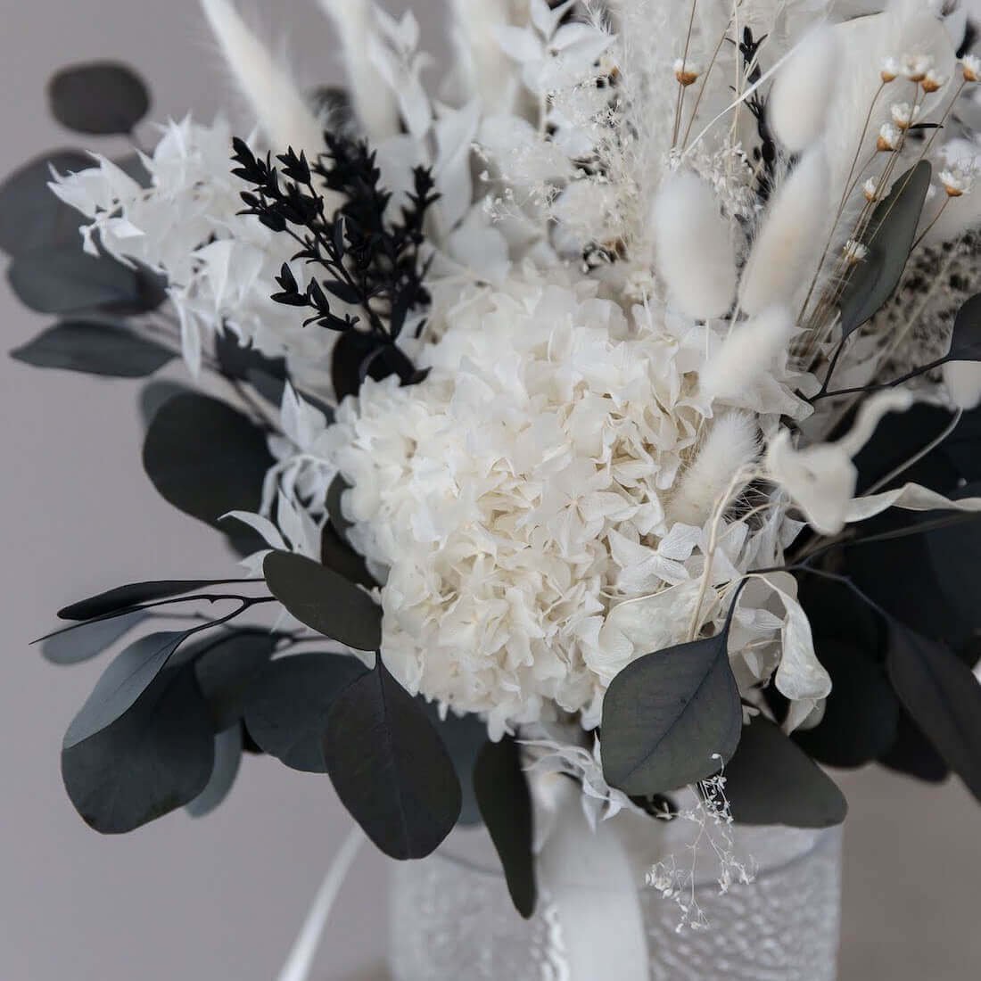 Umarmung der Natur: Ein Trockenblumen-Blumenstrauss mit Hortensie und Eukalyptus