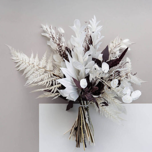 White Romance: Blumenstrauss aus Trockenblumen in Weiss und Bordeaux