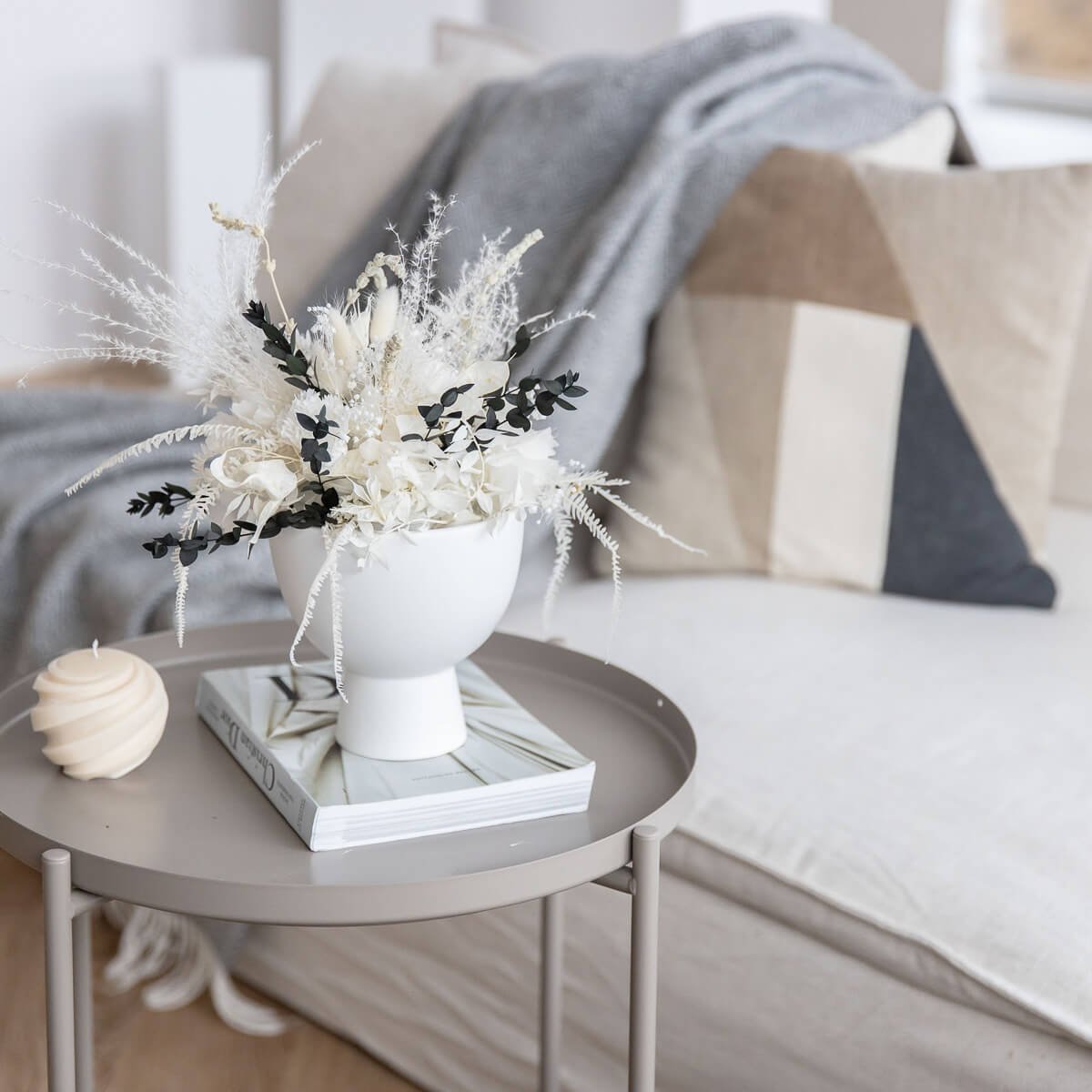 Edles Centerpiece: Tischdekoration mit Eukalyptus und wertvollen Trockenblumen