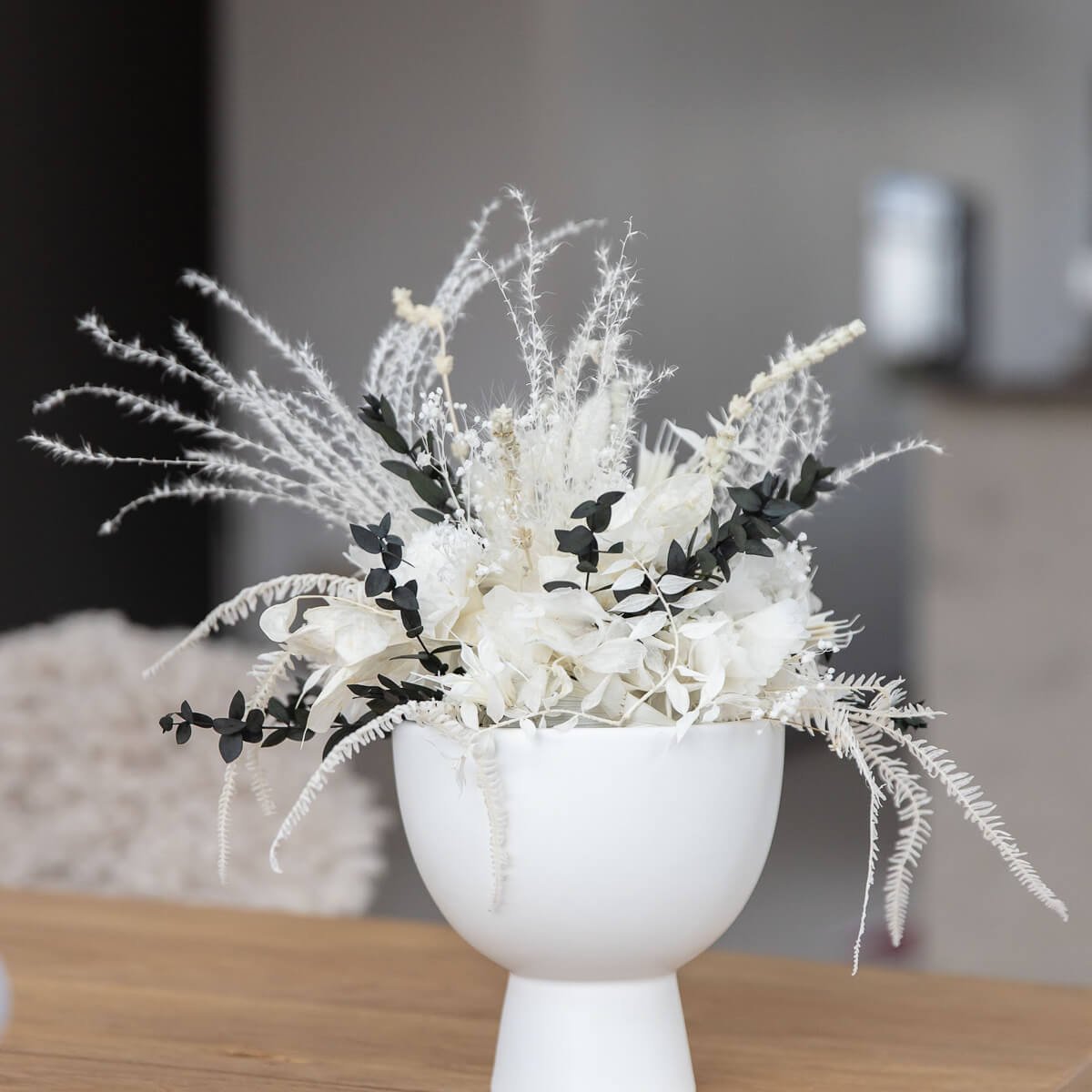 Edles Centerpiece: Tischdekoration mit Eukalyptus und wertvollen Trockenblumen