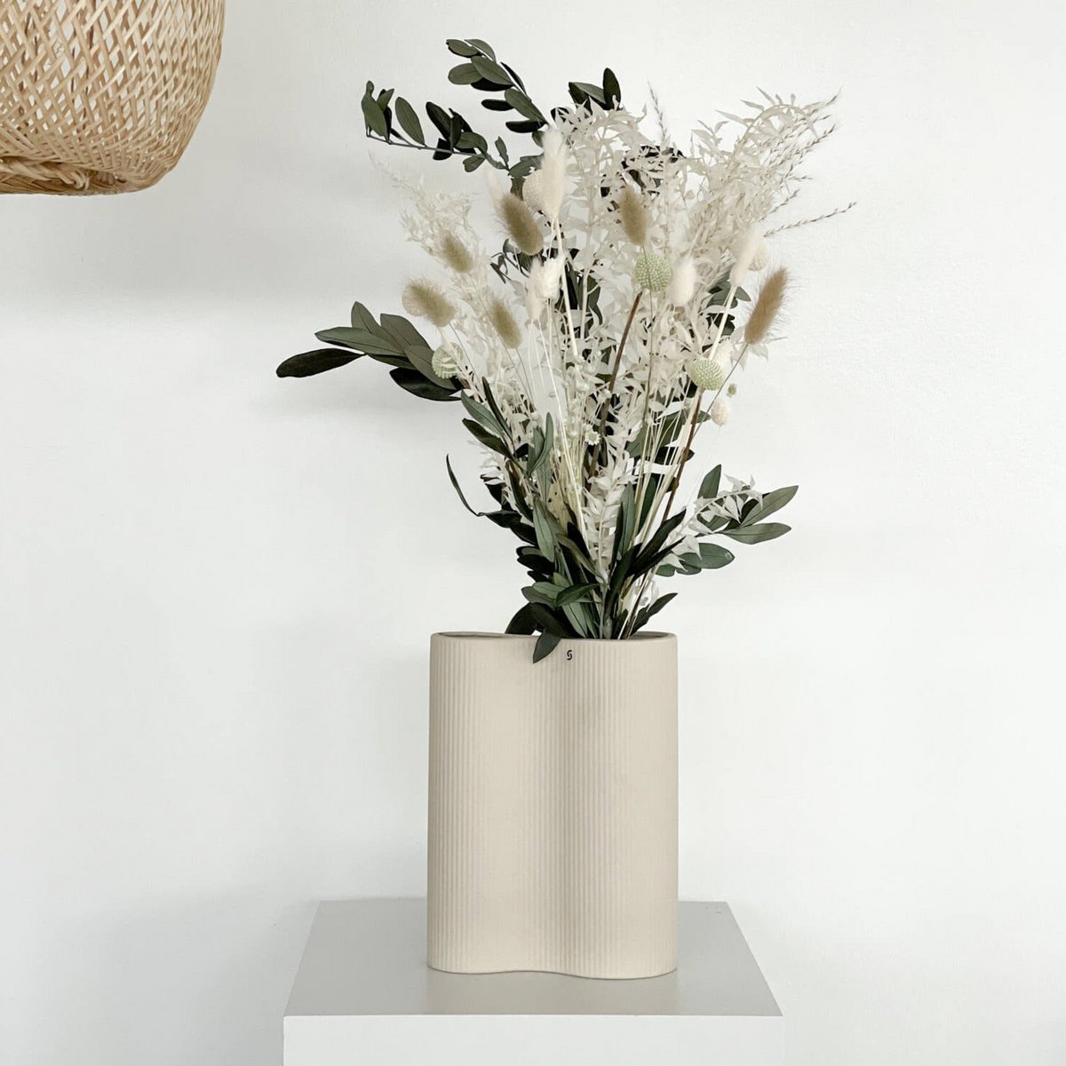 Perfekte Dekoration: Trockenblumenstrauss mit Olivenzweigen in Beige