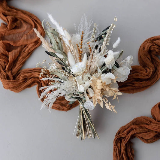 Unvergängliche Schönheit: Trockenblumen-Blumenstrauss mit Rosen und Olivenzweigen