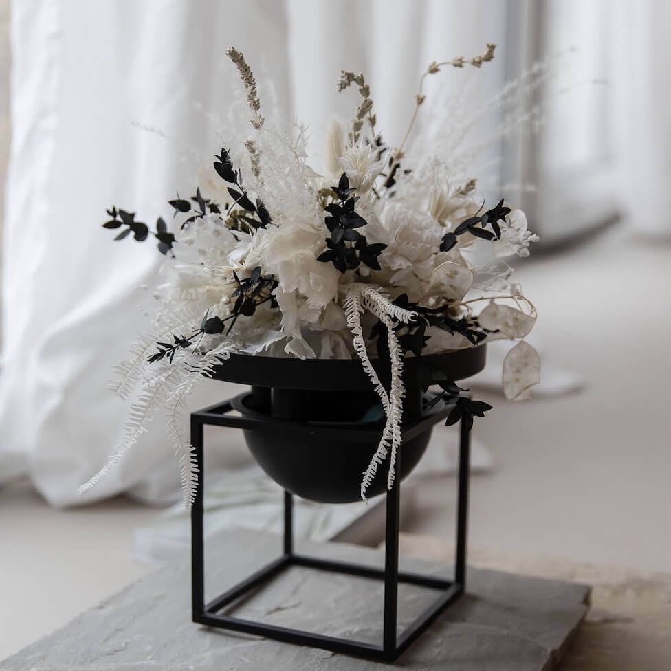 Edles Centerpiece: Tischdekoration mit Eukalyptus und wertvollen Trockenblumen