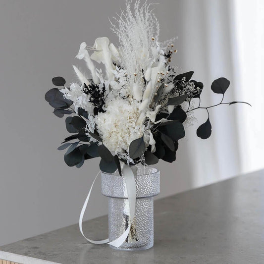 Umarmung der Natur: Ein Trockenblumen-Blumenstrauss mit Hortensie und Eukalyptus