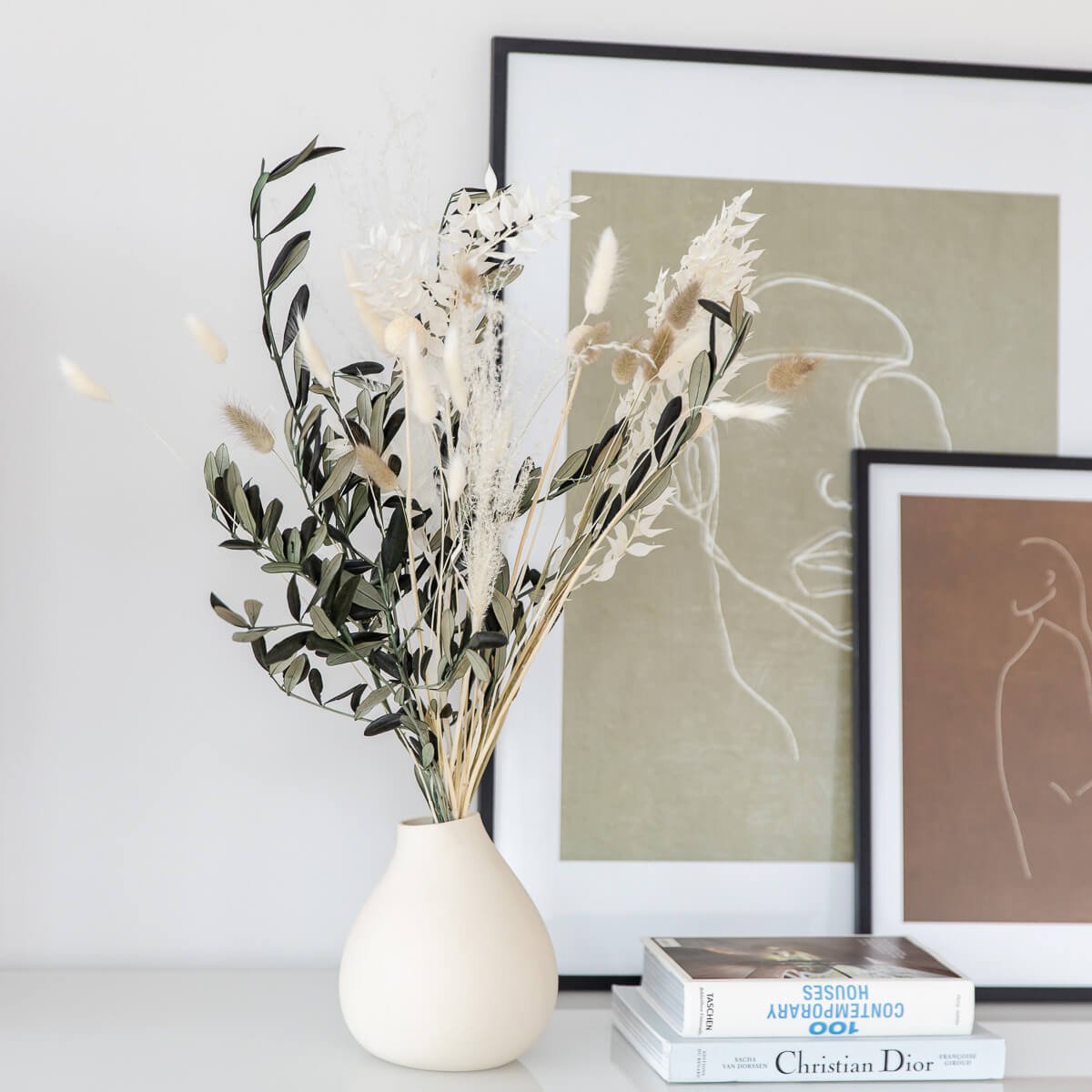 Perfekte Dekoration: Trockenblumenstrauss mit Olivenzweigen in Beige